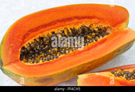 Reifen Sie geschnittenen Papaya Samen zeigen. Stockfoto