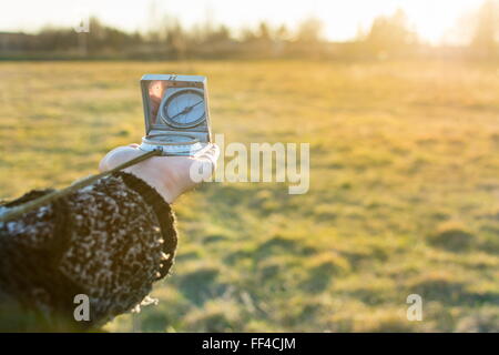 Kompass in der Hand eines Mädchens auf der Suche nach dem richtigen Weg Stockfoto