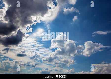 Sommer Wolkengebilde im Licht Stockfoto