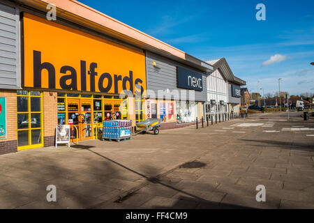 Halford Superstore in Unit 3, Enham Arch Retail Park, Andover, Hampshire, SP10 4DU Großbritannien Stockfoto