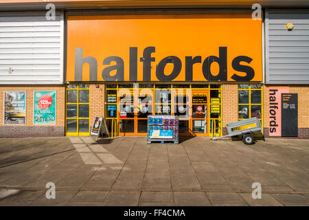 Halford Superstore in Unit 3, Enham Arch Retail Park, Andover, Hampshire, SP10 4DU Großbritannien Stockfoto