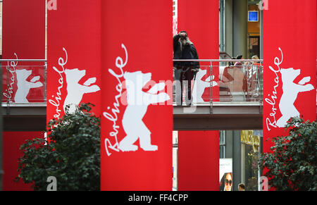 Berlin, Deutschland. 10. Februar 2016. Ein Mann nimmt Fotos in der Nähe von Banner der kommenden Berlinale Filmfestspiele in einem Einkaufszentrum am Potsdamer Platz in Berlin, Deutschland, am 10. Februar 2016. Die 66. Filmfestspiele Berlinale statt findet vom 11 Februar bis 21. Februar am Potsdamer Platz in Berlin. © Zhang Fan/Xinhua/Alamy Live-Nachrichten Stockfoto