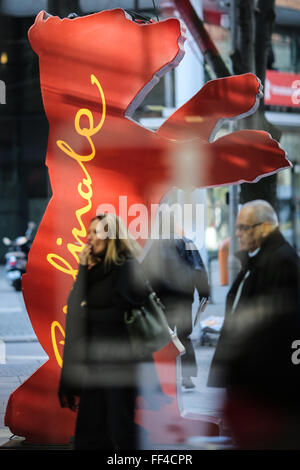 Berlin, Deutschland. 10. Februar 2016. Die Menschen gehen von einem Bären der Berlinale der kommenden Berlinale Filmfestspiele in einem Einkaufszentrum am Potsdamer Platz in Berlin, Deutschland, am 10. Februar 2016. Die 66. Filmfestspiele Berlinale statt findet vom 11 Februar bis 21. Februar am Potsdamer Platz in Berlin. © Zhang Fan/Xinhua/Alamy Live-Nachrichten Stockfoto