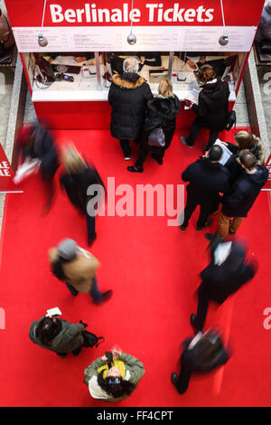 Berlin, Deutschland. 10. Februar 2016. Versammeln sich in der Nähe einer Ticket-Box der kommenden Berlinale Filmfestspiele in einem Einkaufszentrum am Potsdamer Platz in Berlin, Deutschland, am 10. Februar 2016. Die 66. Filmfestspiele Berlinale statt findet vom 11 Februar bis 21. Februar am Potsdamer Platz in Berlin. © Zhang Fan/Xinhua/Alamy Live-Nachrichten Stockfoto