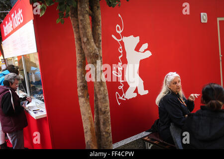 Berlin, Deutschland. 10. Februar 2016. Versammeln sich in der Nähe einer Ticket-Box der kommenden Berlinale Filmfestspiele in einem Einkaufszentrum am Potsdamer Platz in Berlin, Deutschland, am 10. Februar 2016. Die 66. Filmfestspiele Berlinale statt findet vom 11 Februar bis 21. Februar am Potsdamer Platz in Berlin. © Zhang Fan/Xinhua/Alamy Live-Nachrichten Stockfoto