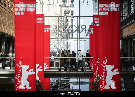 Berlin, Deutschland. 10. Februar 2016. Die Menschen gehen durch Banner der kommenden Berlinale Filmfestspiele in einem Einkaufszentrum am Potsdamer Platz in Berlin, Deutschland, am 10. Februar 2016. Die 66. Filmfestspiele Berlinale statt findet vom 11 Februar bis 21. Februar am Potsdamer Platz in Berlin. © Zhang Fan/Xinhua/Alamy Live-Nachrichten Stockfoto