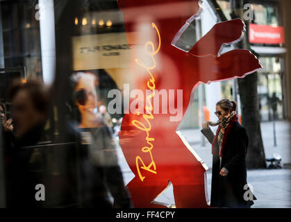 Berlin, Deutschland. 10. Februar 2016. Die Menschen gehen von einem Bären der Berlinale der kommenden Berlinale Filmfestspiele in einem Einkaufszentrum am Potsdamer Platz in Berlin, Deutschland, am 10. Februar 2016. Die 66. Filmfestspiele Berlinale statt findet vom 11 Februar bis 21. Februar am Potsdamer Platz in Berlin. © Zhang Fan/Xinhua/Alamy Live-Nachrichten Stockfoto