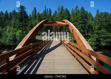 Tioga Braut über den North Umpqua River in Oregon aus Holz gefertigt. Stockfoto