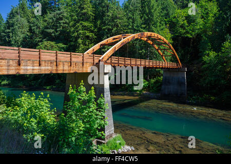 Tioga Braut über den North Umpqua River in Oregon aus Holz gefertigt. Stockfoto