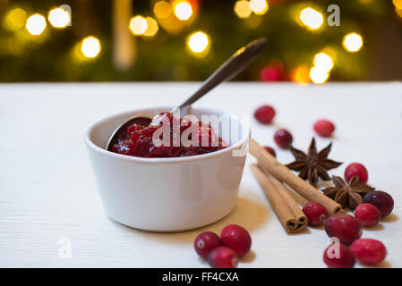 Frische Cranberry-Sauce mit Gewürzen vor Weihnachtsbaums. Stockfoto