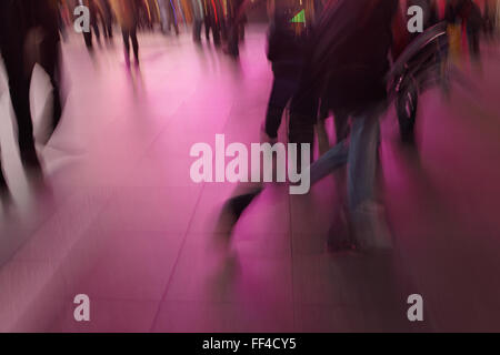 Abstrakte verschwommene Passanten in Times Square New York City Langzeitbelichtung Foto mit Neonröhren Hintergrund