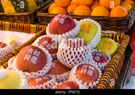 Individuell Schaumstoff verpackt und beschriftet Äpfel auf dem Display auf einen Lebensmittelmarkt in Hong Kong. Stockfoto