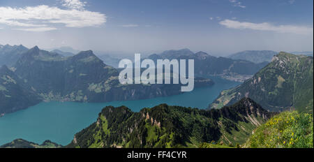 Panorama der Urnersee, dem südlichsten Teil des Vierwaldstättersees (Vierwaldstättersee) und die umliegenden Berge der Schweizer Alpen. Stockfoto