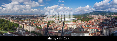 Panoramablick auf die Innenstadt von Torino/Turin, Piemont, Italien, von der Spitze der Mole Antonelliana gesehen. Stockfoto