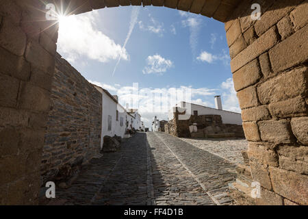 Tor zur Rua de Santo António, Monsaraz, Portugal Stockfoto