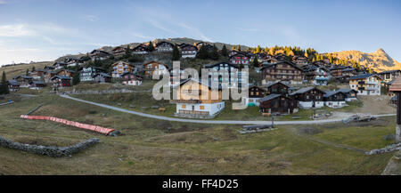 Panorama Chalet beherbergt in der Berg Dorf Bettmeralp, Wallis/Valais, Schweiz, kurz vor Sonnenuntergang. Stockfoto