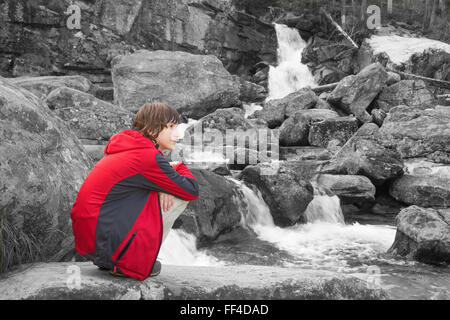 Hohe Tatra - Studenovodske Wasserfälle und junges Mädchen Stockfoto