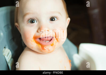 Mutter, die hungrigen sechs Monate altes Baby feste Nahrung Stockfoto