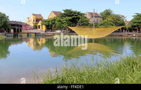 Blick über den Fluss Thu Bon in Hoi an, Vietnam, mit einem Angeln net hängen über den Fluss Stockfoto