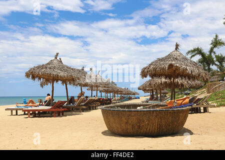 Sonne liegen, Bambusfarbtöne und Nussschalen An Bang Strand, Hoi an, Vietnam Stockfoto