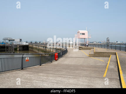 Cardiff Bay Barrage, Betonkonstruktion, Wales UK. Rosafarbener Aussichtsturm Stockfoto