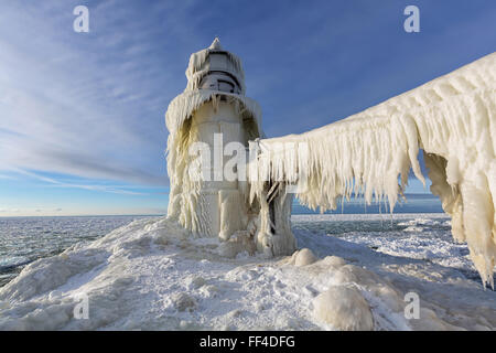 Eis bedeckt St. Joseph Pier Licht im Winter. St. Joseph Michigan. Am Ufer des Lake Michigan Stockfoto