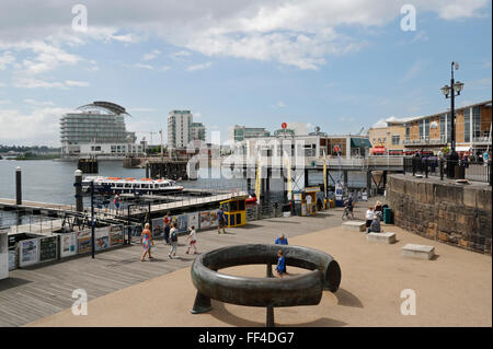 Cardiff Bay Waterfront und Mermaid Quay Kai keltische Ringskulptur, Wales Großbritannien Stockfoto