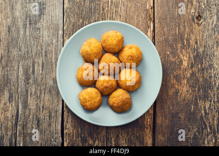 Arancini-sizilianische Streetfood - Reisbällchen gefüllt mit Fleisch gekocht Stockfoto