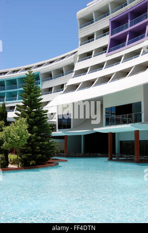 Belek, ANTALII, Türkei - 1. Juni 2015: Bäume und Pool in der Nähe von modernen Gebäude im Hotel Cornelia Diamond Golfresort in der Türkei. Stockfoto