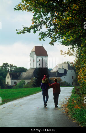 Familie von drei auf Landstraße in Graf in Bayern, Deutschland Stockfoto