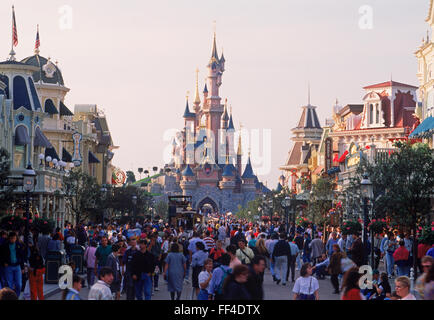 Das Schloss mit Geschäften an der Main Street, Fahrgeschäften und Menschen tagsüber in Euro Disneyland oder im Euro Disney Resort außerhalb von Paris Stockfoto
