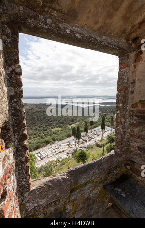 Fenster des Schlosses suchen Barragem de Alqueva, Monsaraz, Portugal Stockfoto