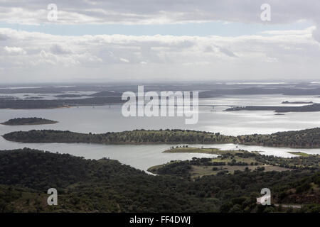Blick auf Barragem de Alqueva aus Monsaraz, Portugal Stockfoto