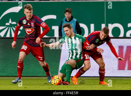 Budapest, Ungarn. 10. Februar 2016. Zoltan Gera von Ferencvaros (m) bezieht sich auf den Ball zwischen Zsolt Haraszti (l) und Istvan Kovacs von Videoton im Ferencvaros - Videoton ungarischen Cup Viertelfinale Fußballspiel im Groupama Arena. Bildnachweis: Laszlo Szirtesi/Alamy Live-Nachrichten Stockfoto