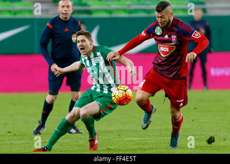 Budapest, Ungarn. 10. Februar 2016. Duell zwischen Zoltan Gera von Ferencvaros (l) und Robert Feczesin von Videoton bei Ferencvaros - Videoton ungarischen Cup Viertelfinale Fußballspiel im Groupama Arena. Bildnachweis: Laszlo Szirtesi/Alamy Live-Nachrichten Stockfoto