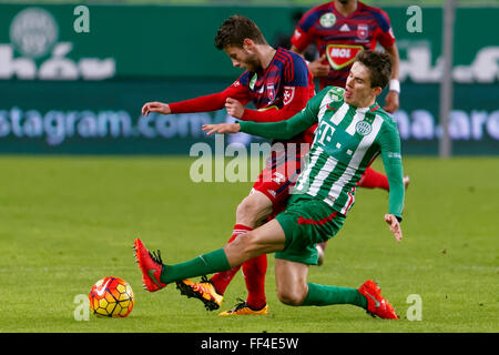 Budapest, Ungarn. 10. Februar 2016. Adam Nagy Ferencvaros (r) Folien gegen Asmir Suljic der Videoton bei Ferencvaros - Videoton ungarischen Cup Viertelfinale Fußballspiel im Groupama Arena. Bildnachweis: Laszlo Szirtesi/Alamy Live-Nachrichten Stockfoto