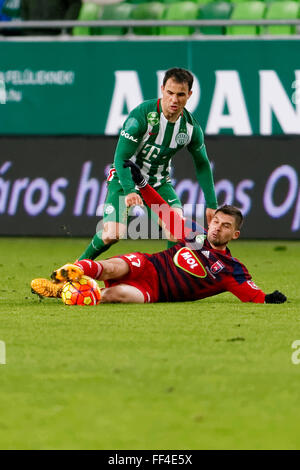 Budapest, Ungarn. 10. Februar 2016. Tamas Hajnal von Ferencvaros (l) von Mate Patkai Videoton bei Ferencvaros - Videoton ungarischen Cup Viertelfinale Fußballspiel im Groupama Arena in Angriff genommen wird. Bildnachweis: Laszlo Szirtesi/Alamy Live-Nachrichten Stockfoto