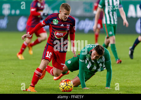 Budapest, Ungarn. 10. Februar 2016. Adam Pinter des Ferencvaros (r) wird von Istvan Kovacs von Videoton bei Ferencvaros - Videoton ungarischen Cup Viertelfinale Fußballspiel im Groupama Arena eingeholt. Bildnachweis: Laszlo Szirtesi/Alamy Live-Nachrichten Stockfoto