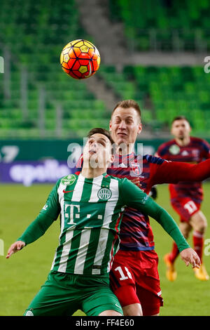 Budapest, Ungarn. 10. Februar 2016. Luftkampf zwischen Andras Rado von Ferencvaros (l) und Adam Lang Videoton bei Ferencvaros - Videoton ungarischen Cup Viertelfinale Fußballspiel im Groupama Arena. Bildnachweis: Laszlo Szirtesi/Alamy Live-Nachrichten Stockfoto