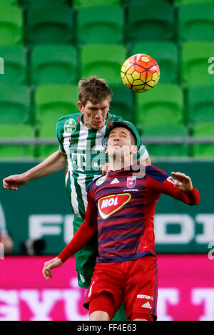 Budapest, Ungarn. 10. Februar 2016. Luftkampf zwischen Michal Nalepa von Ferencvaros (l) und Tibor Heffler von Videoton bei Ferencvaros - Videoton ungarischen Cup Viertelfinale Fußballspiel im Groupama Arena. Bildnachweis: Laszlo Szirtesi/Alamy Live-Nachrichten Stockfoto