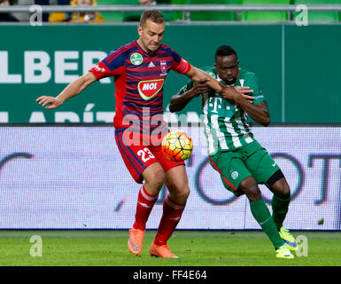 Budapest, Ungarn. 10. Februar 2016. Duell zwischen Roland Lamah Ferencvaros (r) und Roland Juhasz von Videoton bei Ferencvaros - Videoton ungarischen Cup Viertelfinale Fußballspiel im Groupama Arena. Bildnachweis: Laszlo Szirtesi/Alamy Live-Nachrichten Stockfoto