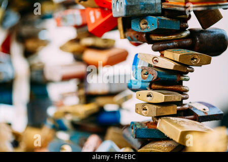 Viele Liebe Sperren auf Brücke in der europäischen Stadt symbolisieren Liebe für immer. Stockfoto