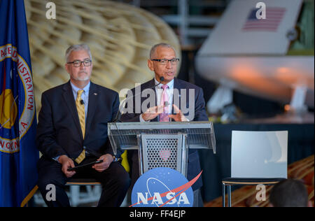 NASA-Administrator Charles Bolden in einen Zustand der NASA Ansprache bei der NASA Langley Research Center als Regisseur Dave Bowles blickt auf 9. Februar 2016 in Hampton, Virginia.