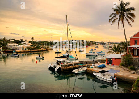 Yachten und zu Hause um Hamilton Binnenhafen bei Sonnenuntergang in Bermuda Stockfoto