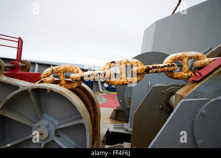 Nahaufnahme des riesigen rostigen Ankerkette auf Deck Containerschiff Corte Real. Stockfoto