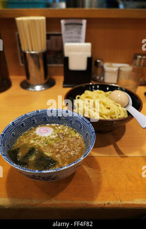 Eine Portion Tsukemen (Eintauchen Ramen-Nudeln) im Rokurinsha Restaurant, Tokio Ramen Street, Tokio Stockfoto