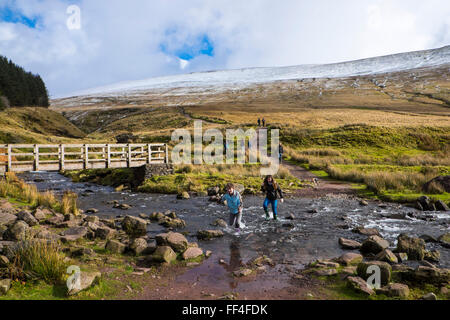 Wanderer auf dem Weg zum Gipfel des Pen y Fan im Winter Schnee, Brecon Beacons National Park, Powys, South Wales, UK Stockfoto