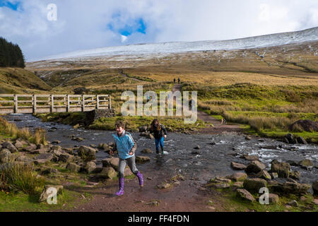 Wanderer auf dem Weg zum Gipfel des Pen y Fan im Winter Schnee, Brecon Beacons National Park, Powys, South Wales, UK Stockfoto