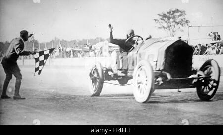 JOE DAWSON (1889-1946) US-amerikanischer Rennfahrer gewann 1912 Indianapolis 500 am 30. Mai im Auto Nr. 8 Stockfoto