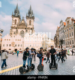Prag, Tschechien - 13. Oktober 2014: Tourist fährt einen Elektro-Roller Segway am alten Platz im Hintergrund die Kirche von Stockfoto